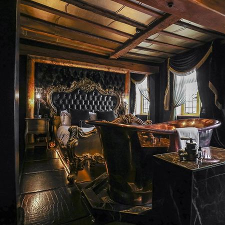 Crazy Bear Beaconsfield Hotel Bagian luar foto