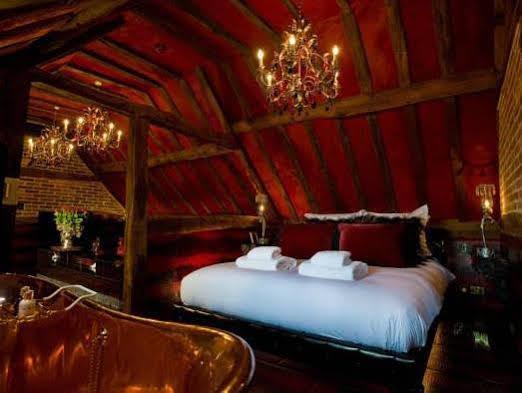 Crazy Bear Beaconsfield Hotel Bagian luar foto The bedroom