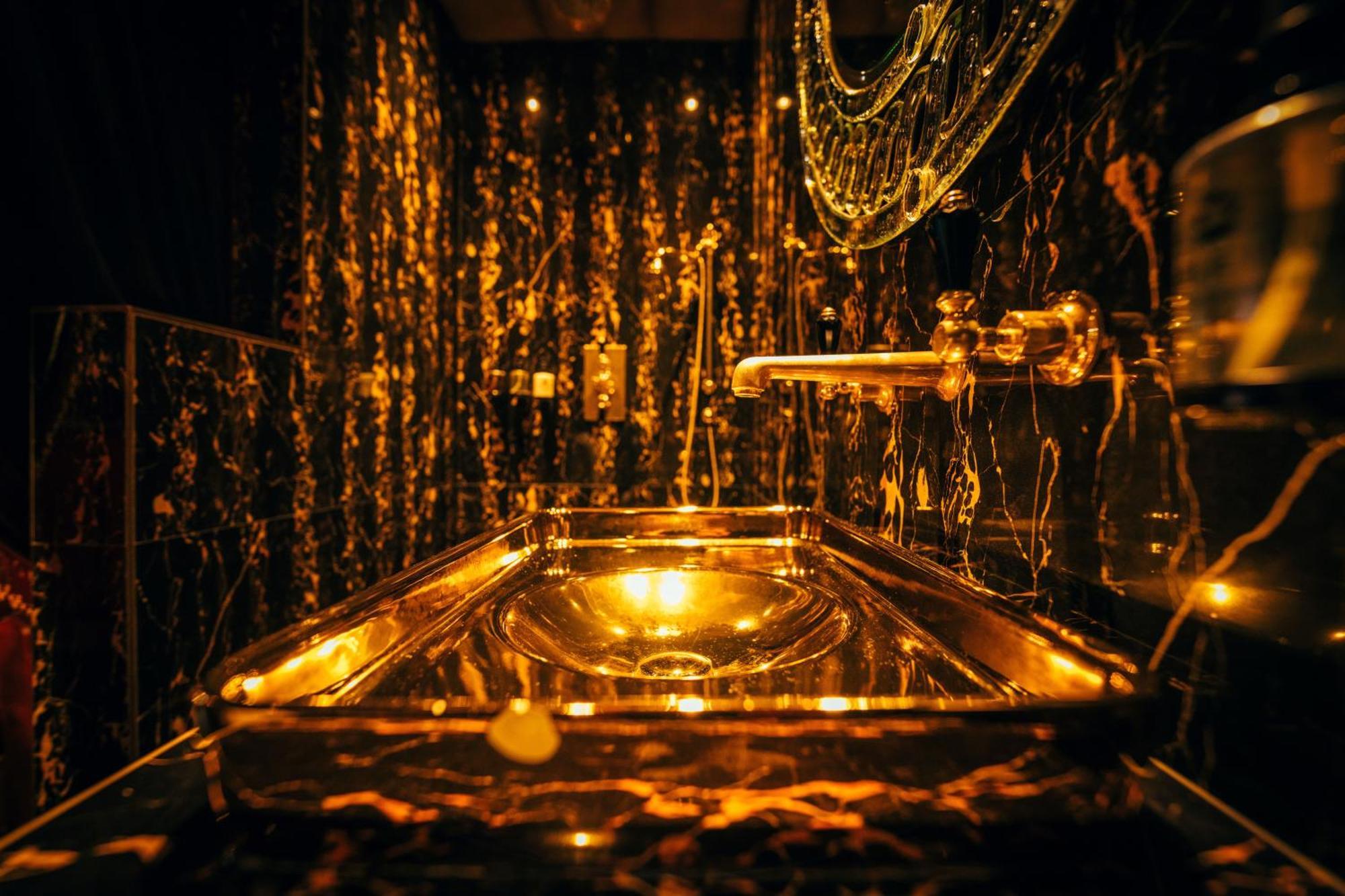 Crazy Bear Beaconsfield Hotel Bagian luar foto The Golden Hall