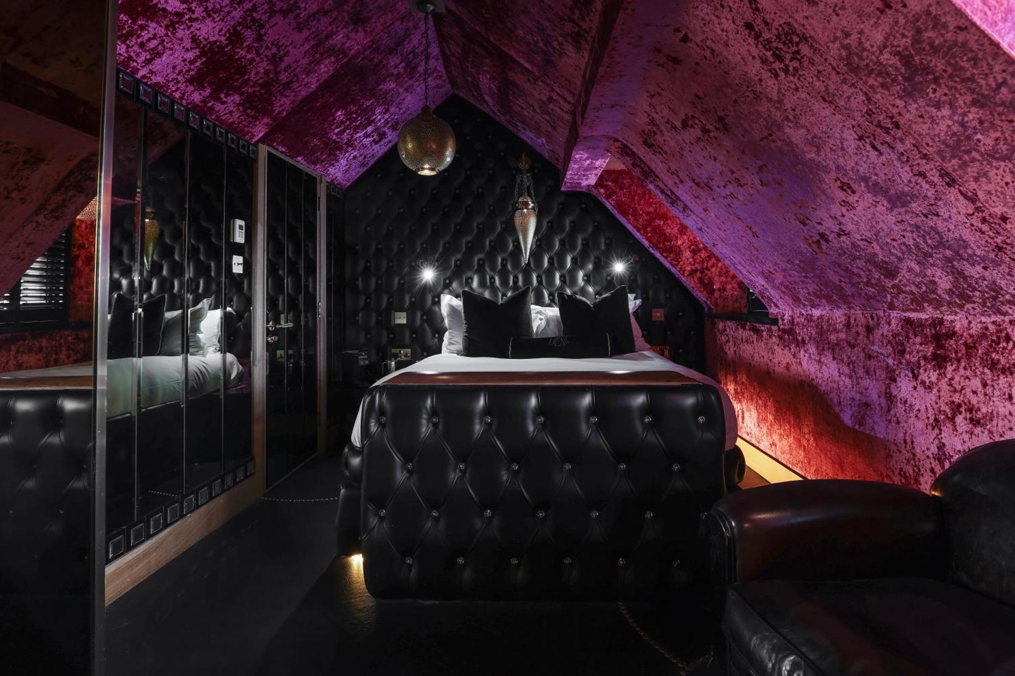 Crazy Bear Beaconsfield Hotel Bagian luar foto