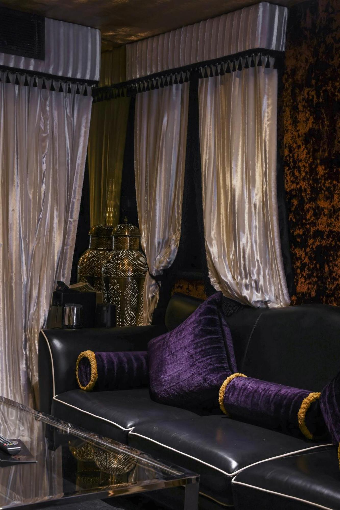 Crazy Bear Beaconsfield Hotel Bagian luar foto