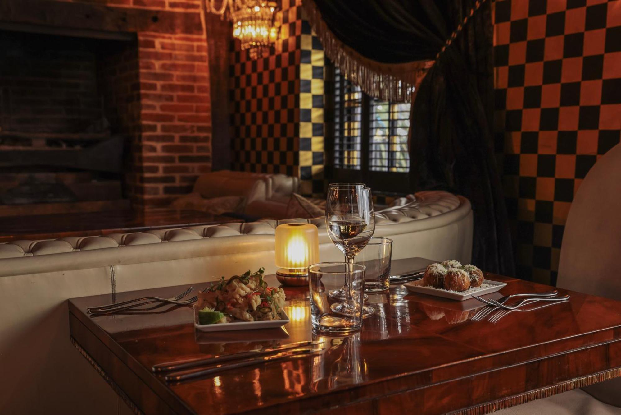 Crazy Bear Beaconsfield Hotel Bagian luar foto