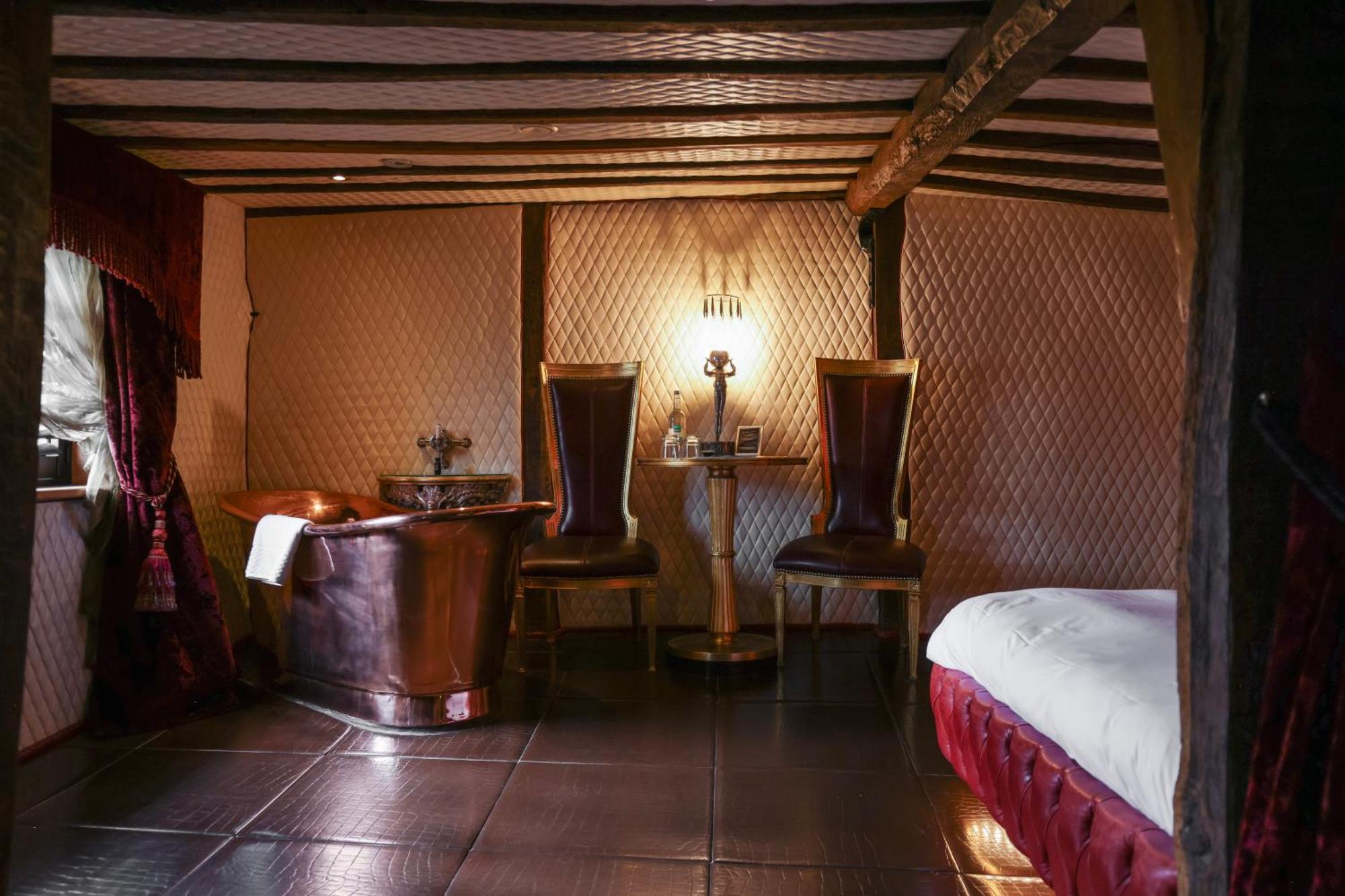 Crazy Bear Beaconsfield Hotel Bagian luar foto