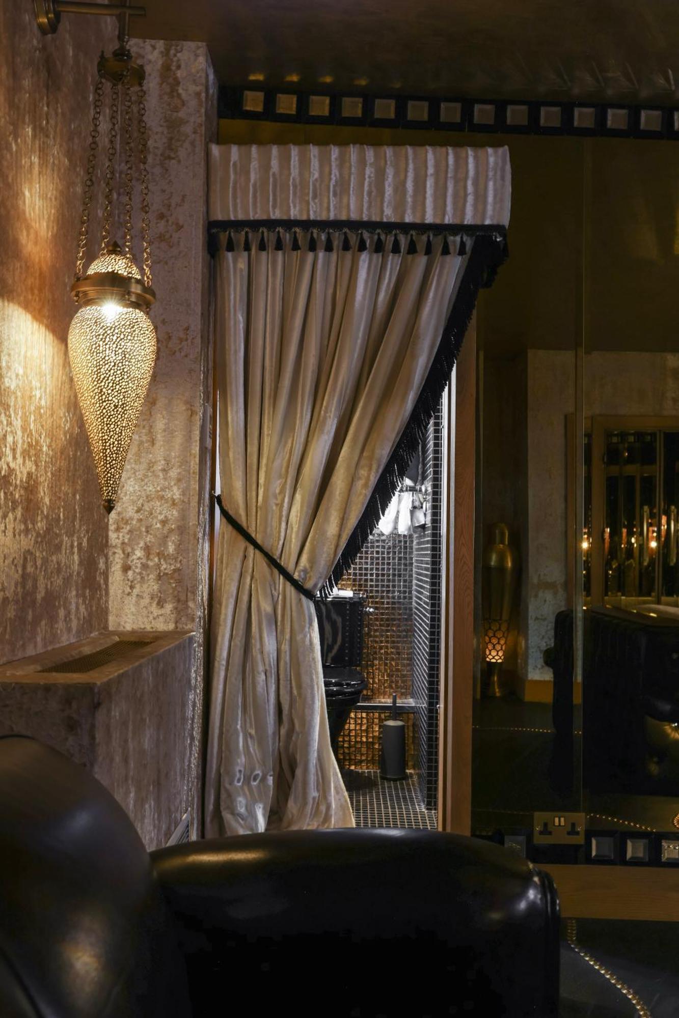 Crazy Bear Beaconsfield Hotel Bagian luar foto