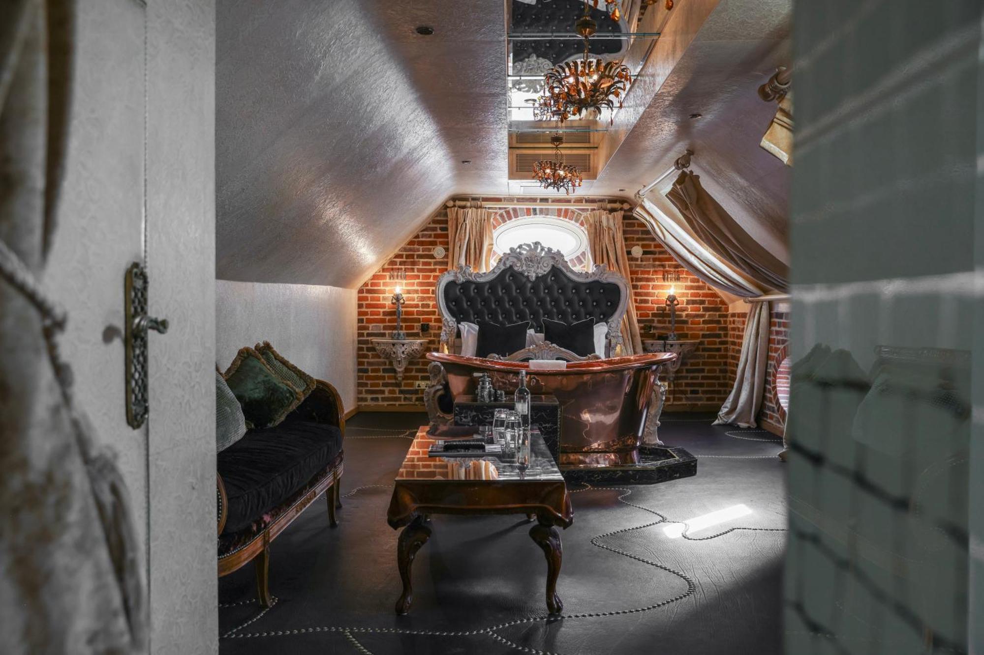 Crazy Bear Beaconsfield Hotel Bagian luar foto