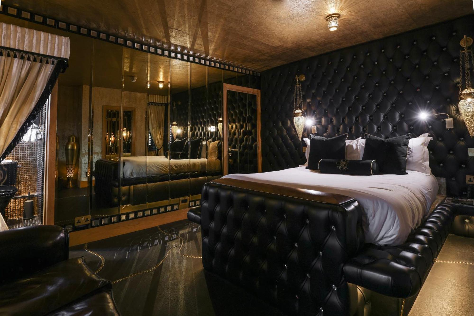 Crazy Bear Beaconsfield Hotel Bagian luar foto