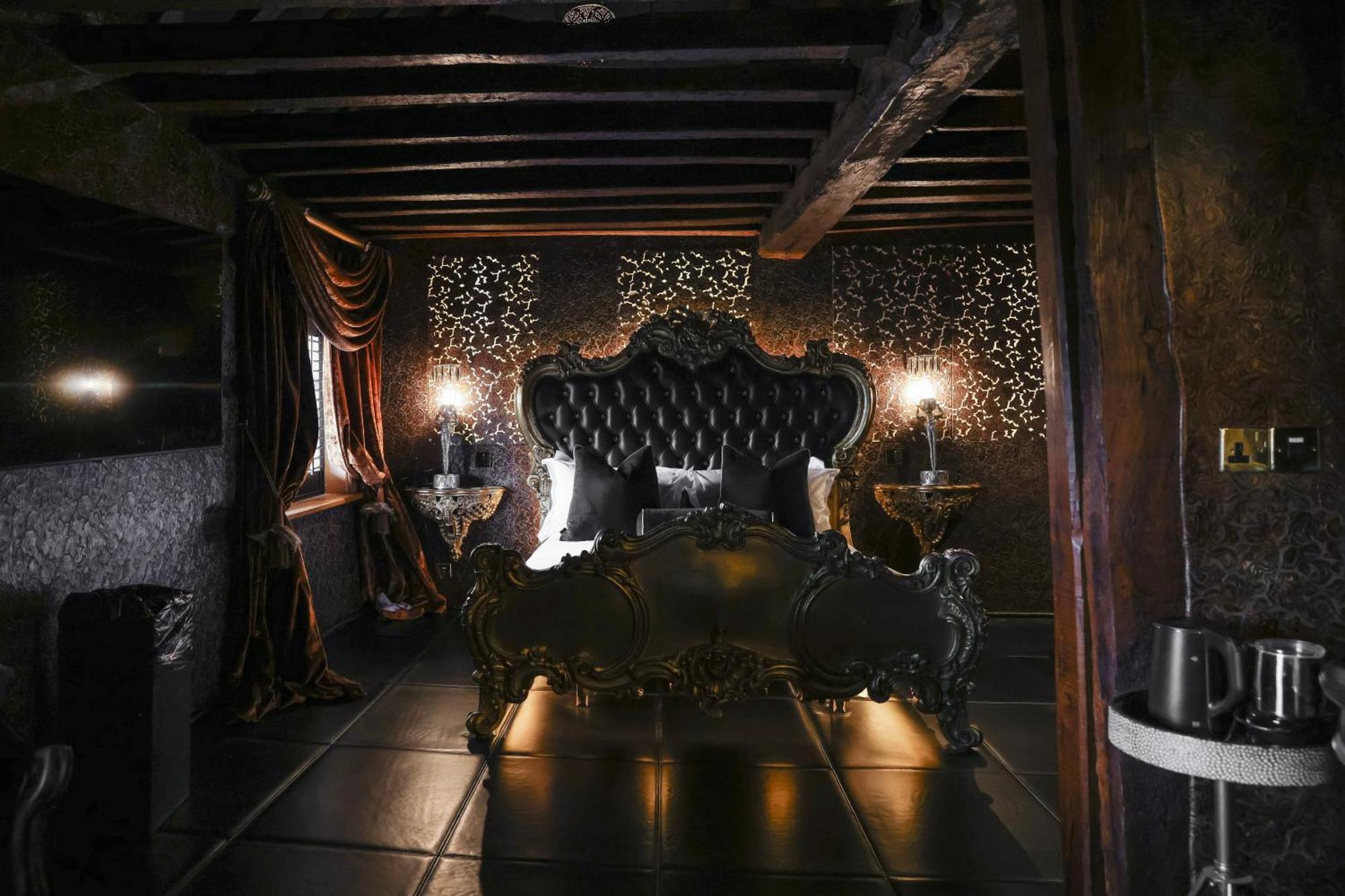 Crazy Bear Beaconsfield Hotel Bagian luar foto