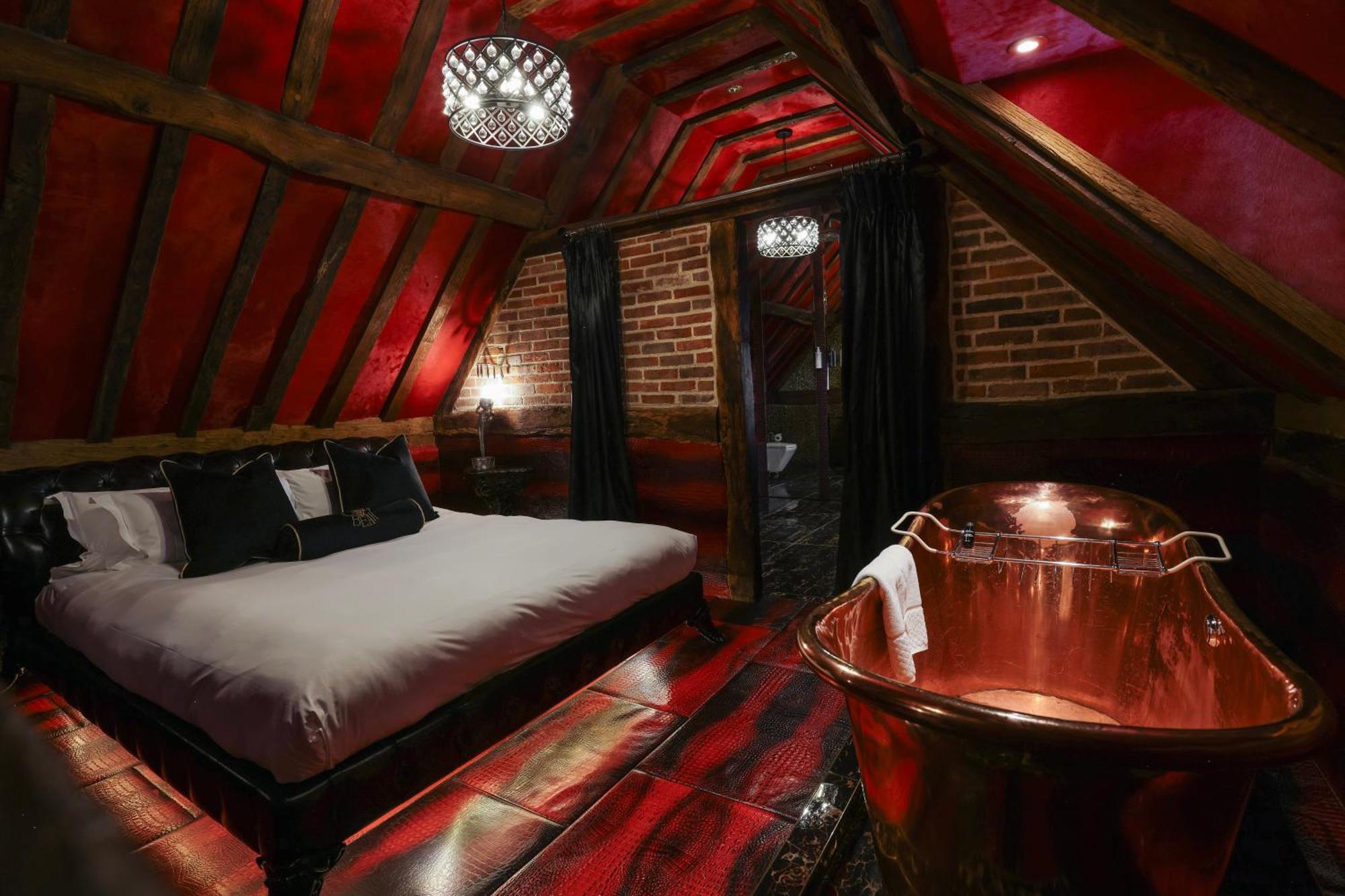 Crazy Bear Beaconsfield Hotel Bagian luar foto