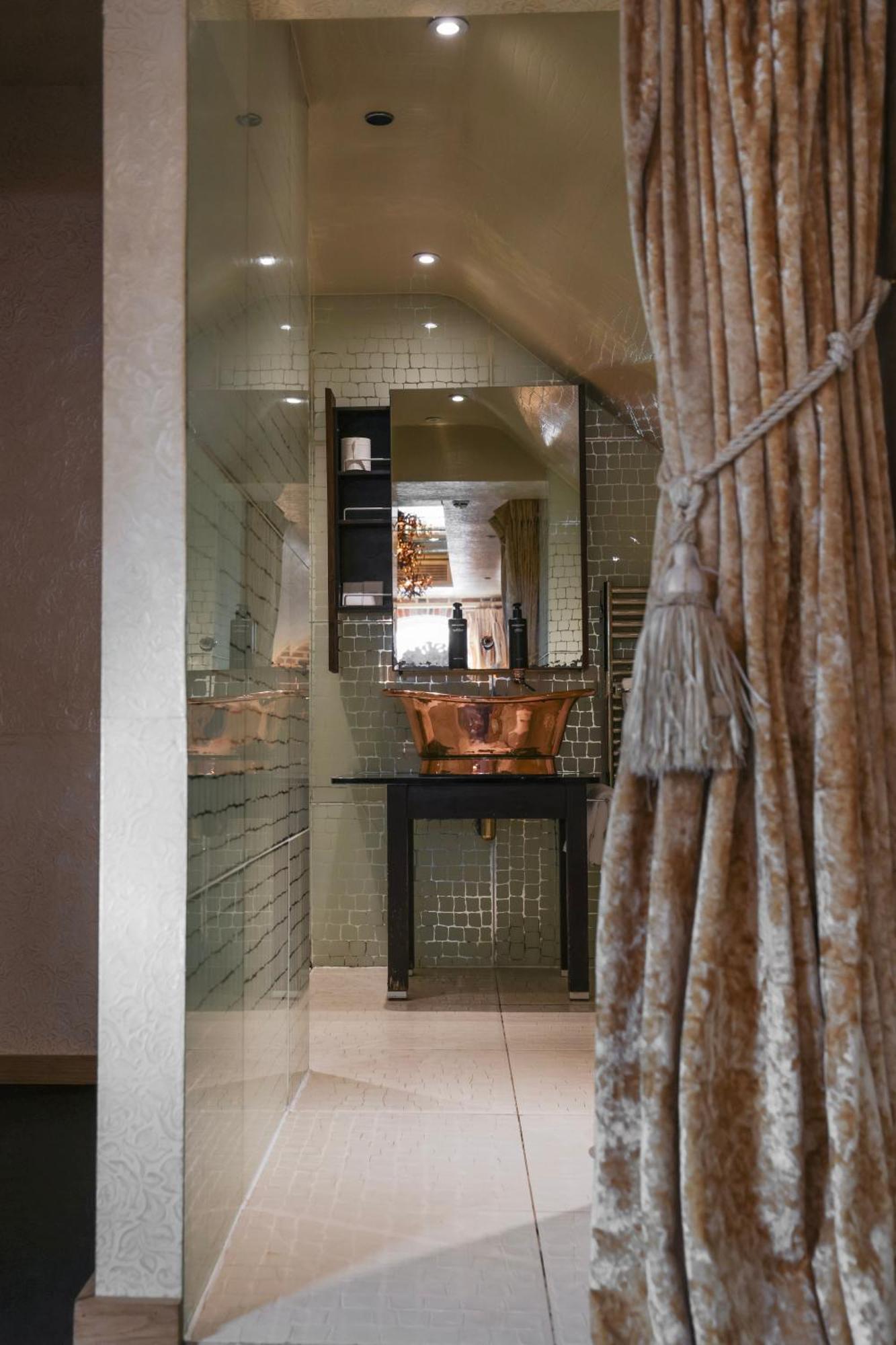 Crazy Bear Beaconsfield Hotel Bagian luar foto