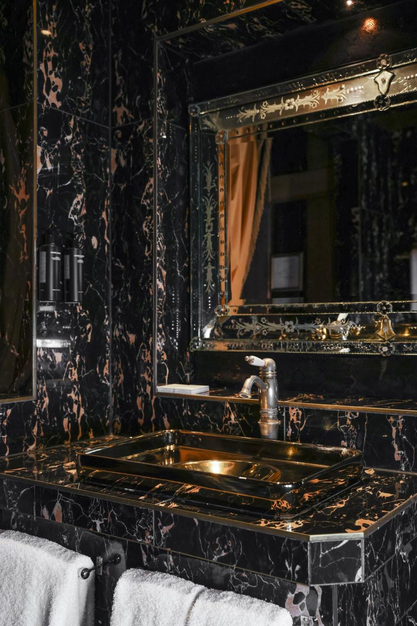 Crazy Bear Beaconsfield Hotel Bagian luar foto