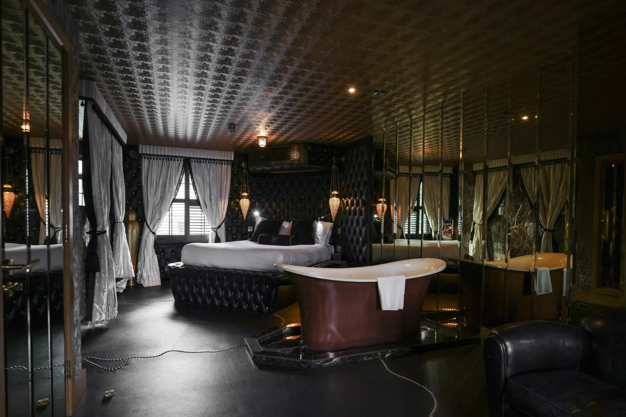 Crazy Bear Beaconsfield Hotel Bagian luar foto