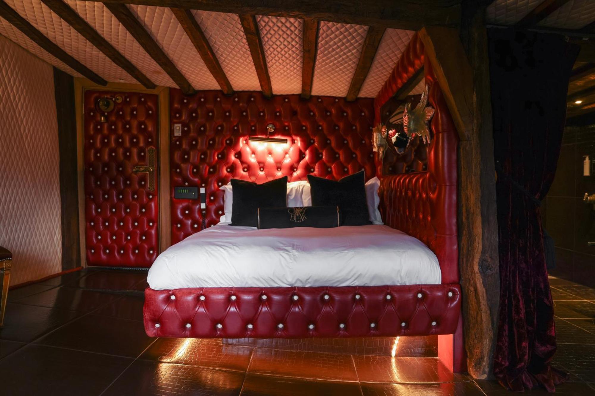 Crazy Bear Beaconsfield Hotel Bagian luar foto