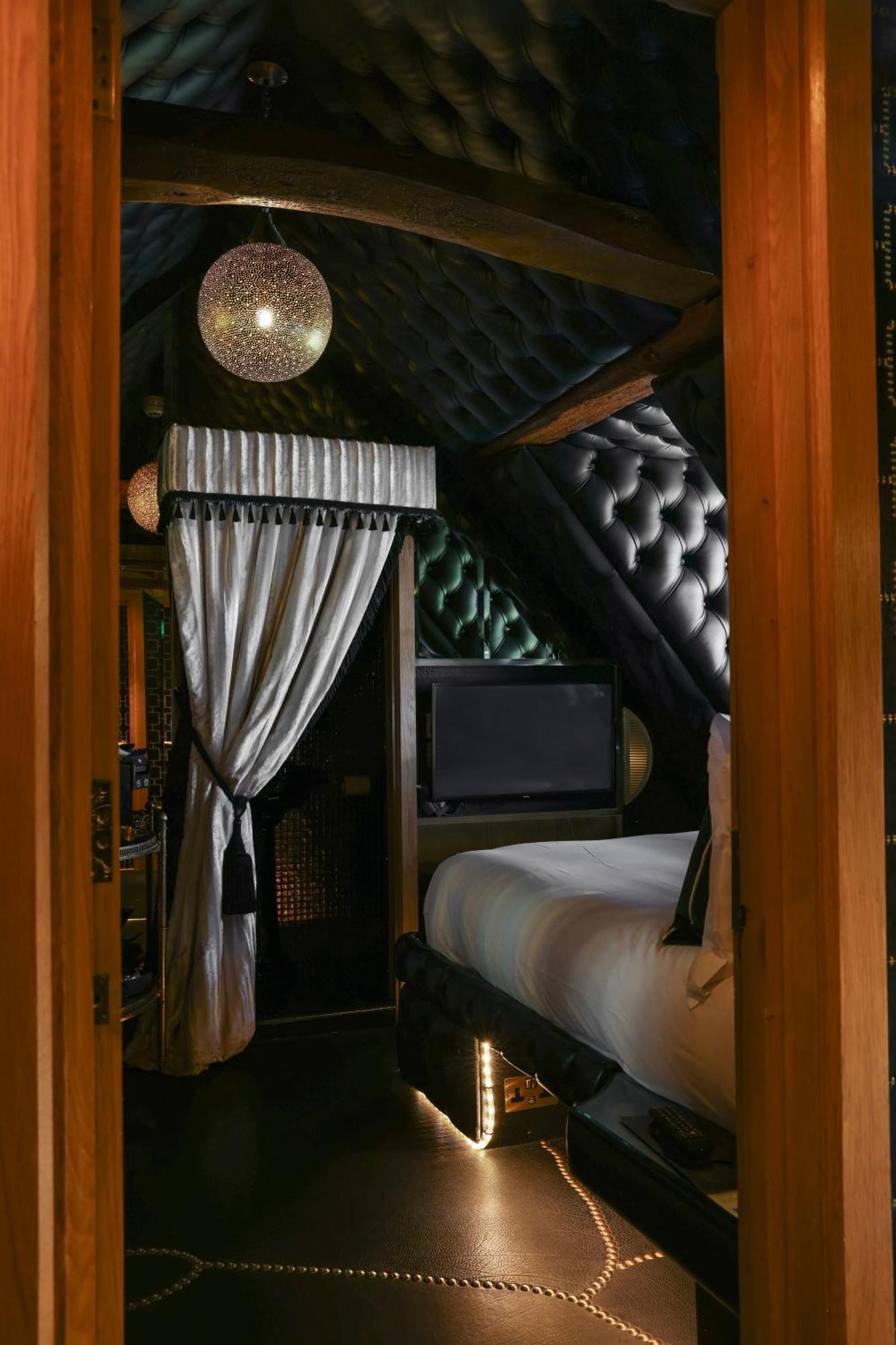 Crazy Bear Beaconsfield Hotel Bagian luar foto