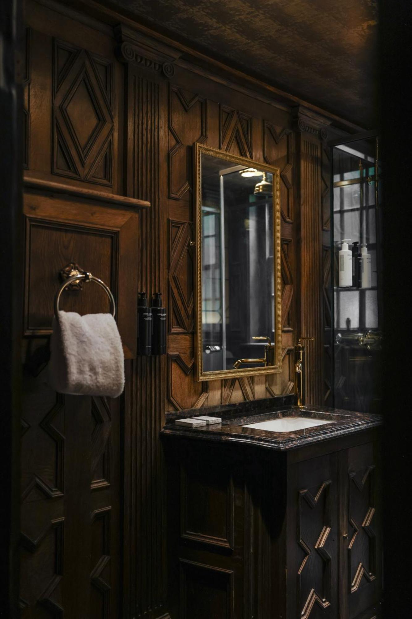 Crazy Bear Beaconsfield Hotel Bagian luar foto