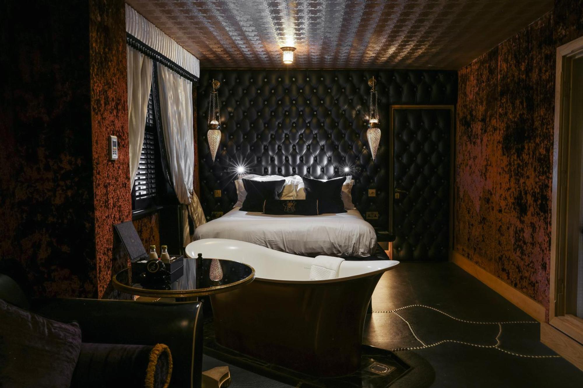 Crazy Bear Beaconsfield Hotel Bagian luar foto