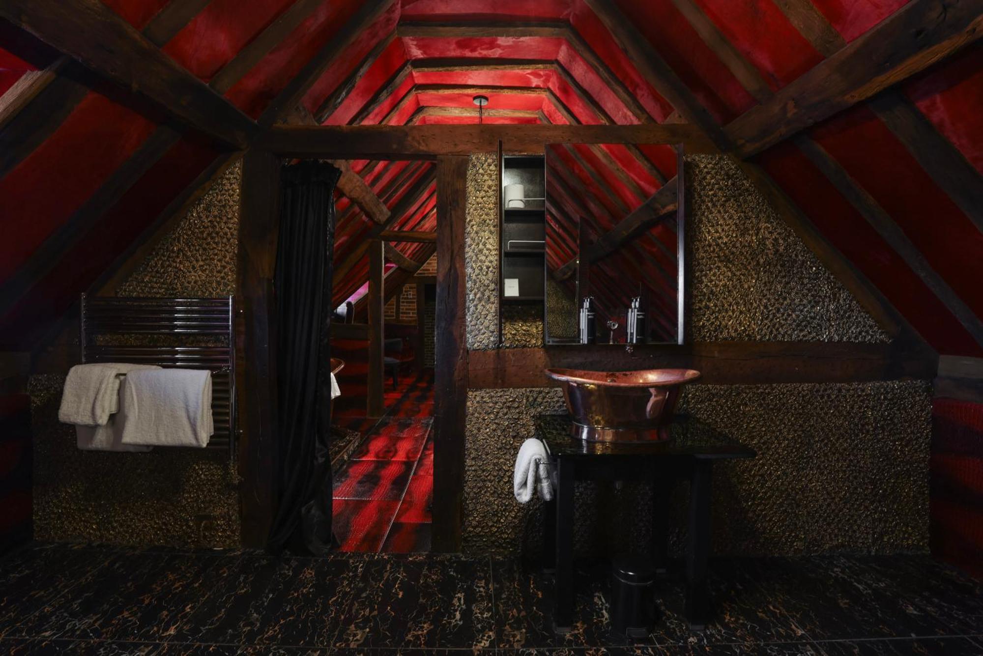 Crazy Bear Beaconsfield Hotel Bagian luar foto