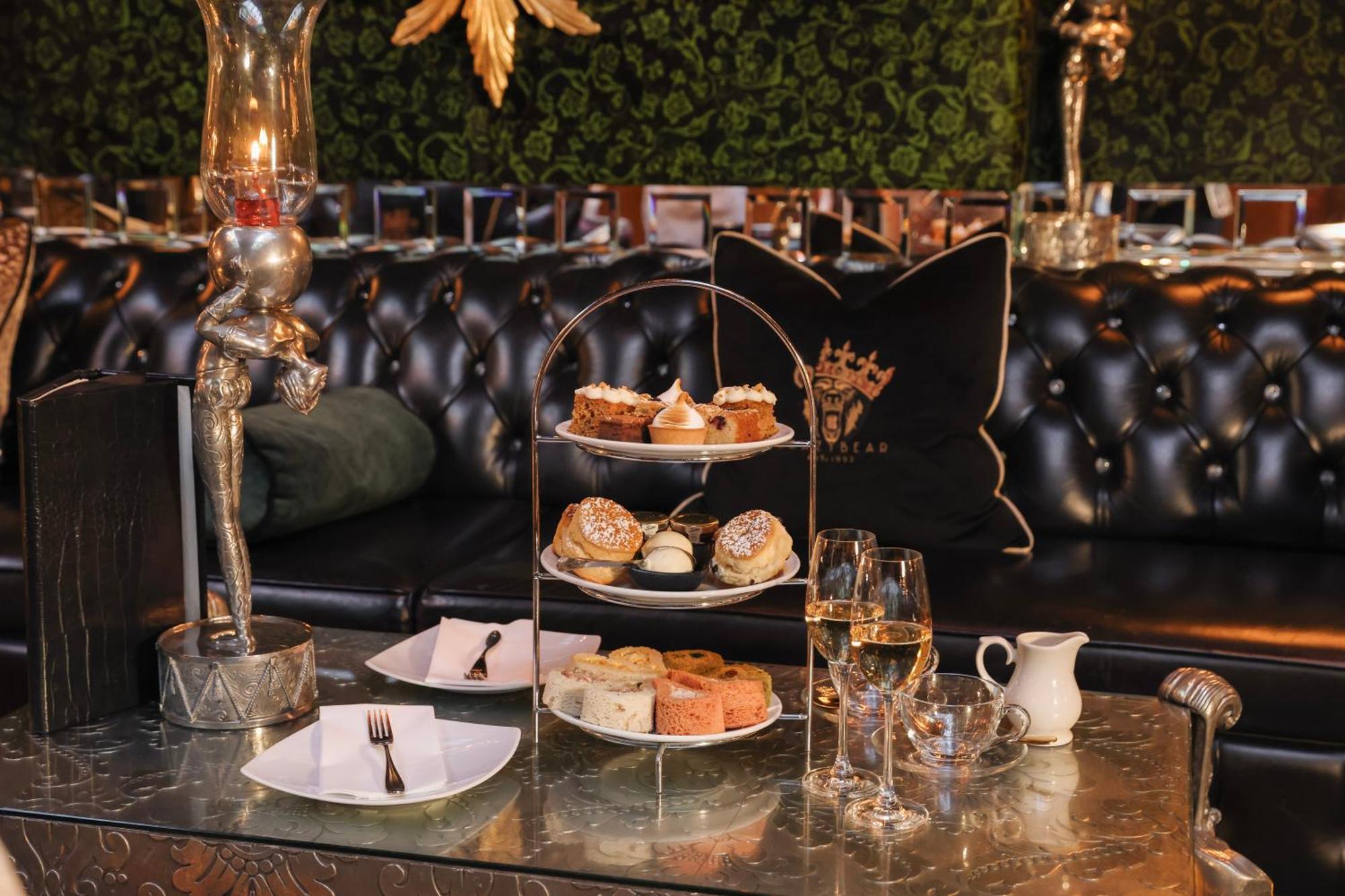 Crazy Bear Beaconsfield Hotel Bagian luar foto