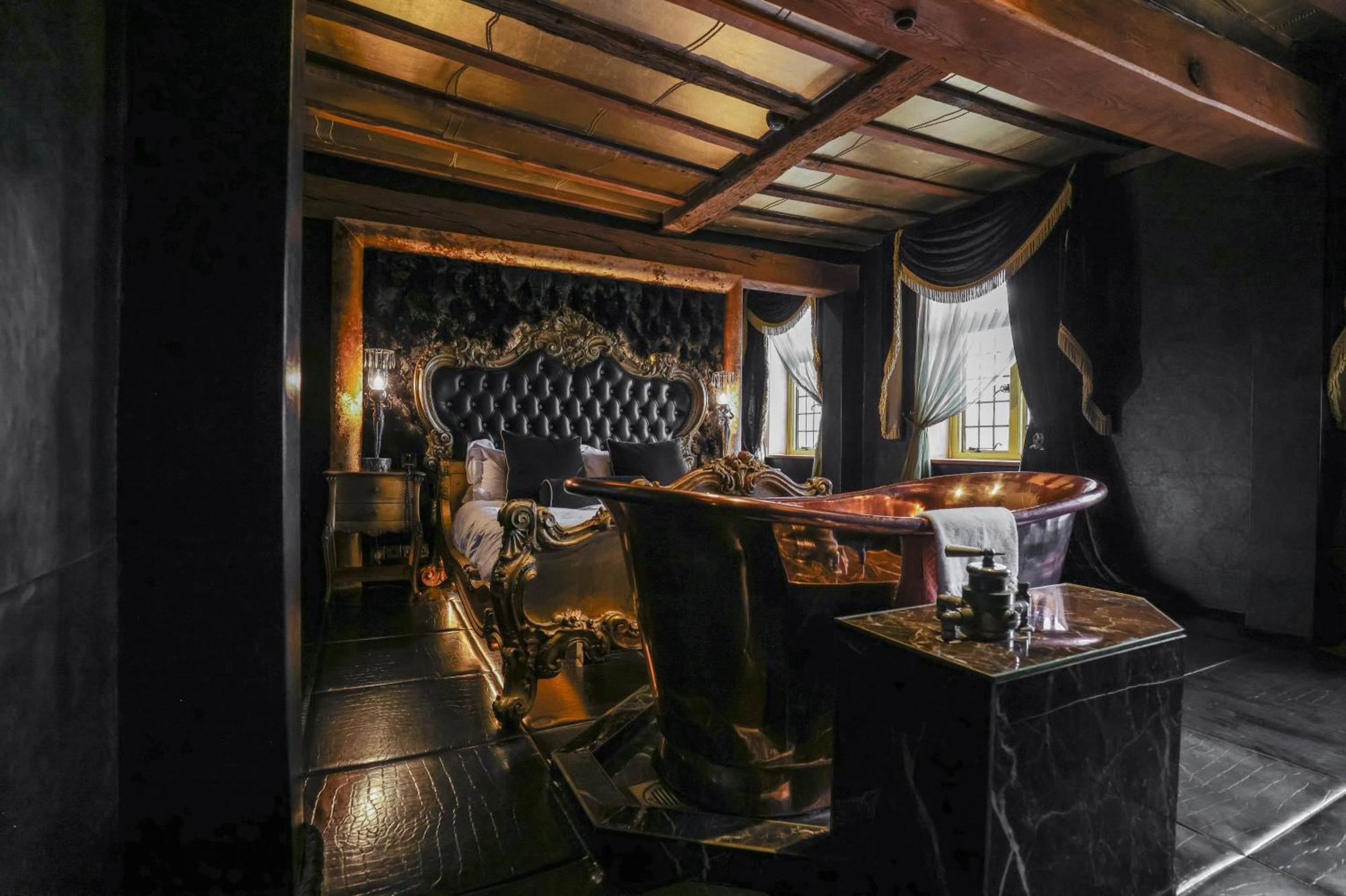 Crazy Bear Beaconsfield Hotel Bagian luar foto