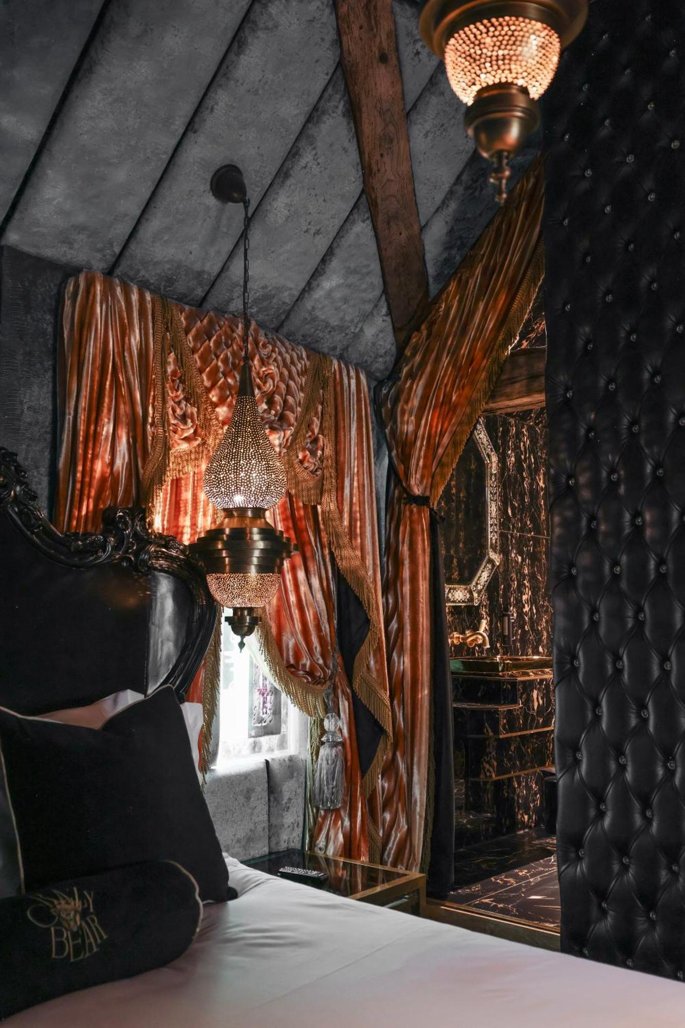 Crazy Bear Beaconsfield Hotel Bagian luar foto