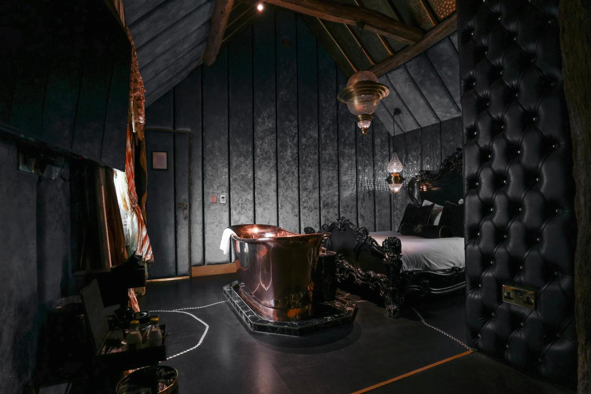 Crazy Bear Beaconsfield Hotel Bagian luar foto