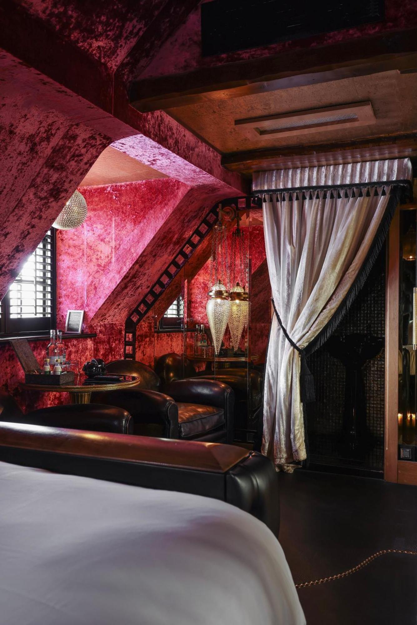 Crazy Bear Beaconsfield Hotel Bagian luar foto