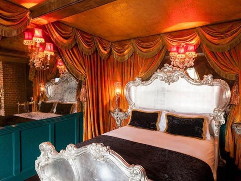 Crazy Bear Beaconsfield Hotel Bagian luar foto The interior of a suite at the Gilt Hotel