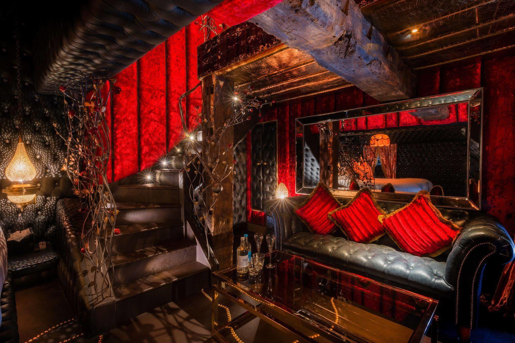 Crazy Bear Beaconsfield Hotel Bagian luar foto Interior of the nightclub