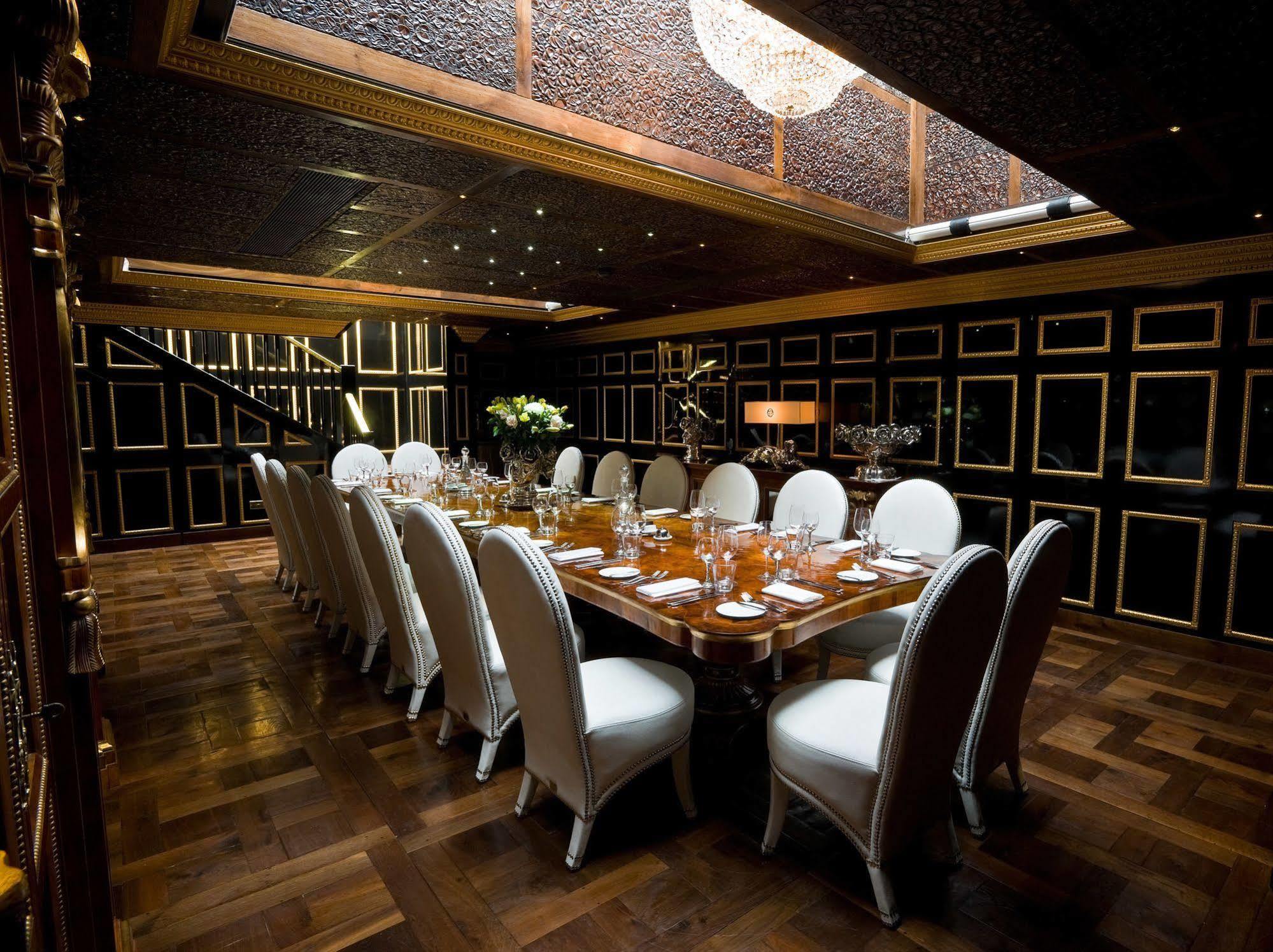 Crazy Bear Beaconsfield Hotel Bagian luar foto The interior of the restaurant